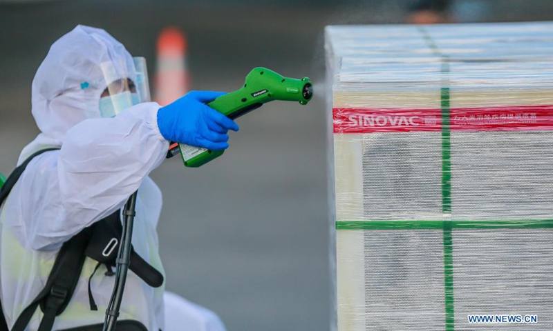A staff member disinfects a cargo containing the Sinovac COVID-19 vaccines in Manila, the Philippines on April 11, 2021. The Philippines on Sunday received the second batch of Sinovac Biotech's CoronaVac vaccines purchased from China. (Photo: Xinhua)