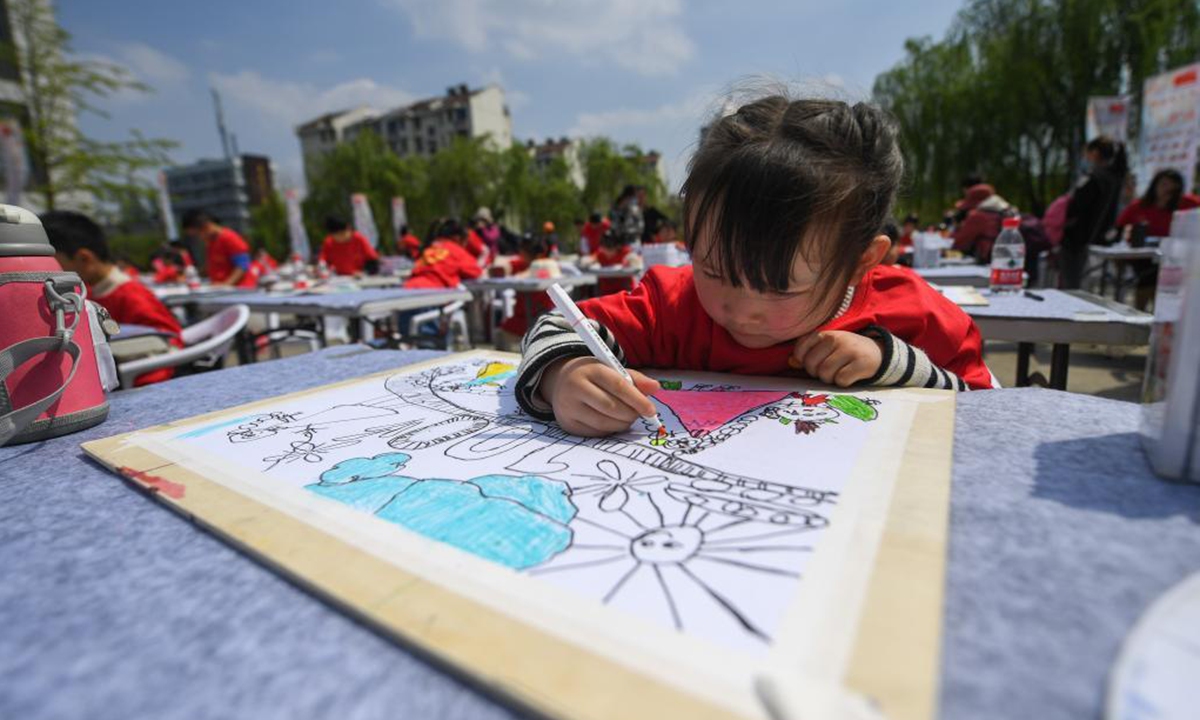 People paint and write calligraphy works during a cultural event in Changxing County of Huzhou City, east China's Zhejiang Province, April 10, 2021. The cultural event, featuring calligraphy, painting, music, dance and folk culture, kicked off here on Saturday. (Xinhua/Xu Yu)

