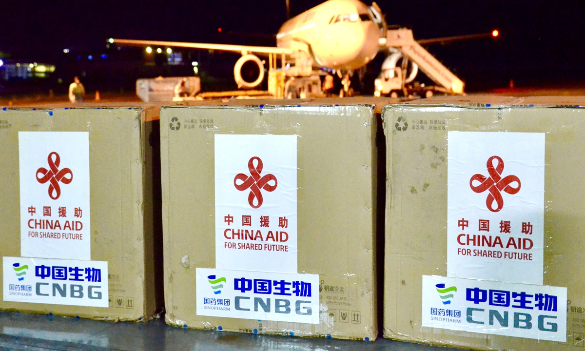 Chinese-made COVID-19 vaccines are unloaded at an airport in Honiara, Solomon Islands, on Sunday. The Solomon Islands has received a batch of China-donated vaccines, the first among Pacific island countries. A handover ceremony was held on Monday at the witness of Prime Minister Manasseh Sogavare.  Photo: Xinhua