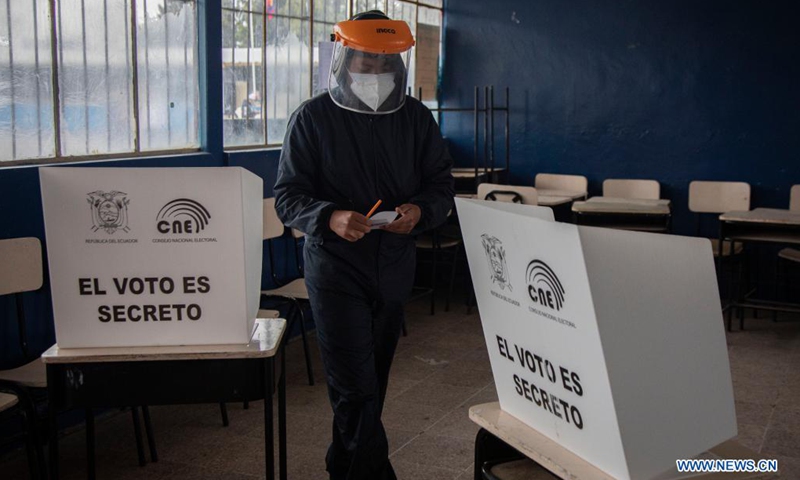 A man votes at a polling station in Saquisili, Ecuador, April 11, 2021. The National Electoral Council (CNE) of Ecuador reported on Sunday that the second round of presidential election is progressing normally.(Photo: Xinhua)