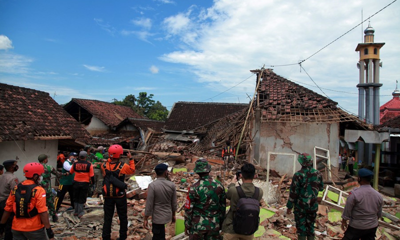 Members of search and rescue team are seen near damaged houses after a 6.1 magnitude quake hit Majang Tengah village in Malang, East Java, Indonesia, April 11, 2021.(Photo: Xinhua)