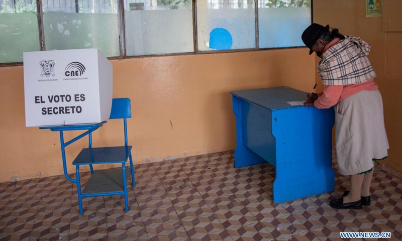 A woman fills in a ballot at a polling station in Saquisili, Ecuador, April 11, 2021. The National Electoral Council (CNE) of Ecuador reported on Sunday that the second round of presidential election is progressing normally.(Photo: Xinhua)