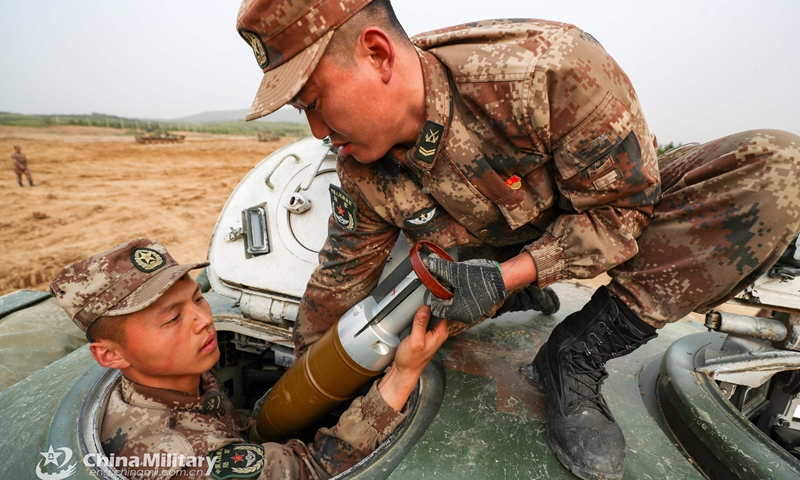 Artillerymen assigned to a combined arms brigade under the PLA 72nd Group Army load ammunitions onto a tank during a live-fire training exercise from March 26 to 29, 2021. (Photo: eng.chinamil.com.cn)