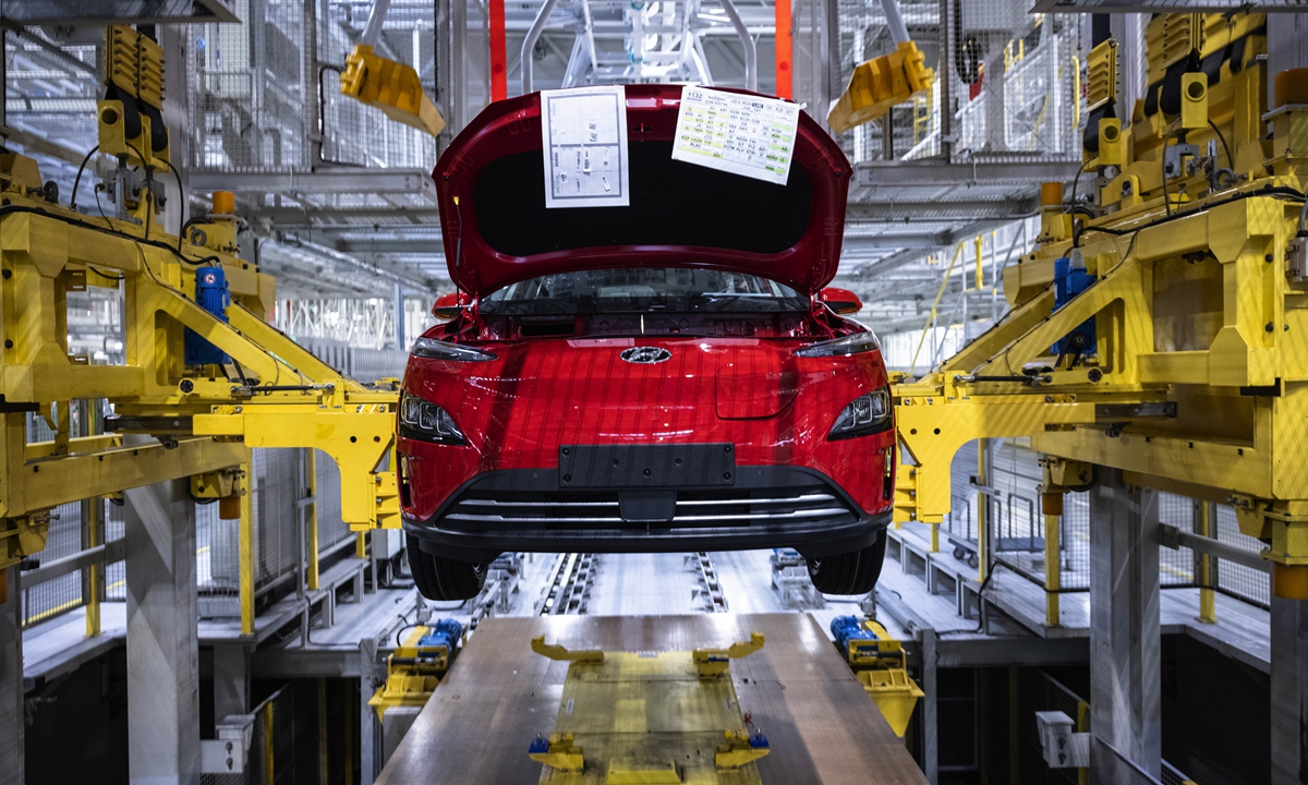 A Hyundai Kona electric sport utility vehicle (SUV) in a cradle on the assembly line at the Hyundai Motor Co. plant in Nosovice, Czech Republic, on Wednesday, April 7, 2021. Photo: VCG
