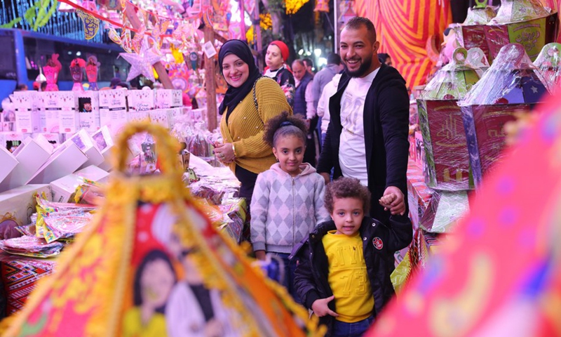 People select traditional lanterns at a market in Cairo, Egypt, April 11, 2021.(Photo: Xinhua)