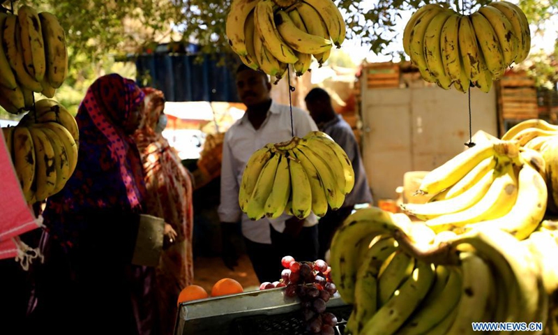 A fruit seller prepares to meet customers' needs for the upcoming holy month of Ramadan in Khartoum, Sudan, April 12, 2021.(Photo: Xinhua)