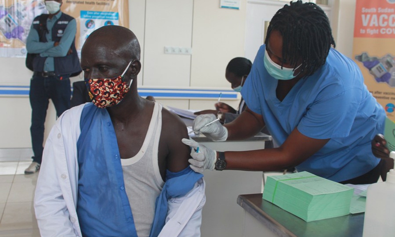 A South Sudanese health worker receives AstraZeneca COVID-19 vaccine at Juba Teaching Hospital in Juba, capital of South Sudan, April 7, 2021.(Photo: Xinhua)