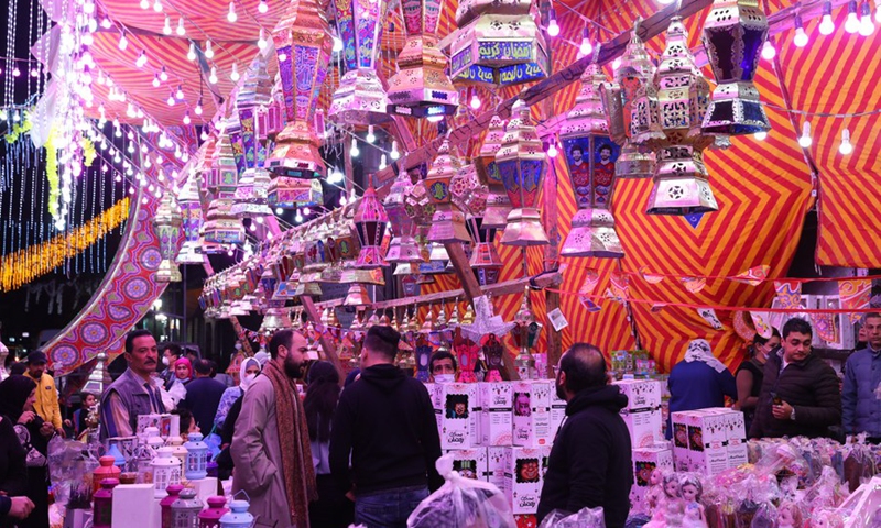 People select traditional lanterns at a market in Cairo, Egypt, April 11, 2021.(Photo: Xinhua)