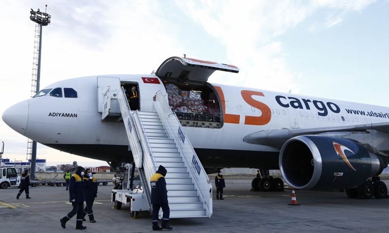 Workers prepare to unload the COVID-19 vaccine at the Tbilisi international airport in Tbilisi, Georgia, March 13, 2021, when Georgia received its first batch of 43,200 doses of a COVID-19 vaccine via the COVAX platform.(Photo: Xinhua)