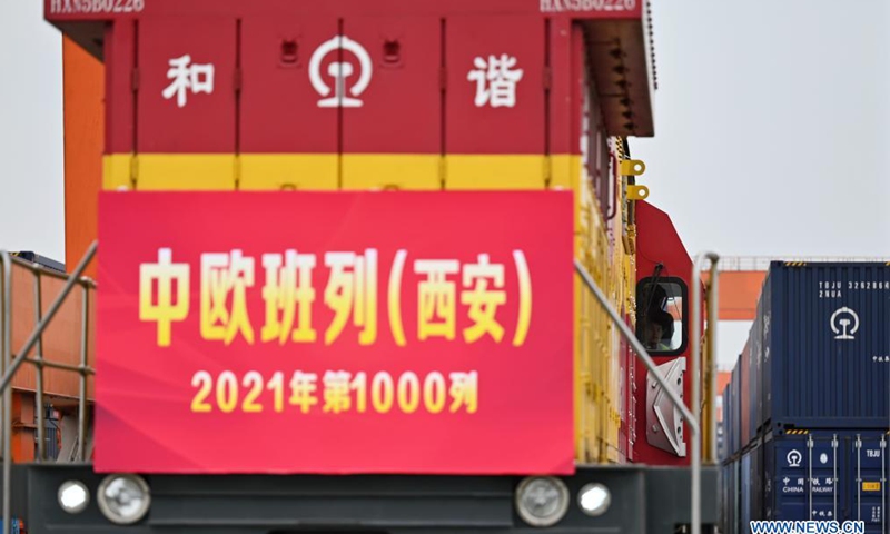 The X9041 train prepares to leave Xi'an International Port for Kazakhstan in Xi'an, northwest China's Shaanxi Province, April 13, 2021. Xi'an, capital of northwest China's Shaanxi Province, on Tuesday saw the 1,000th China-Europe freight train trip this year. (Xinhua/Li Yibo)