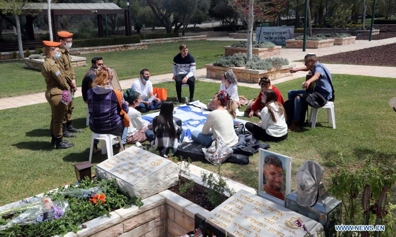 People visit graves of Israeli soldiers at Kiryat Shaul Military Cemetery in Tel Aviv, Israel, on April 12, 2021, ahead of the Memorial Day to commemorate fallen soldiers and people killed in attacks.(Photo: Xinhua)