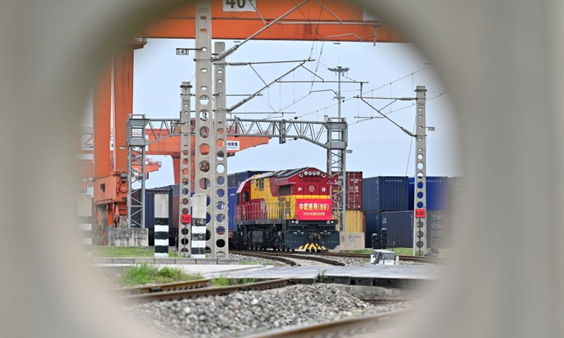 The X9041 train prepares to leave Xi'an International Port for Kazakhstan in Xi'an, northwest China's Shaanxi Province, April 13, 2021. Xi'an, capital of northwest China's Shaanxi Province, on Tuesday saw the 1,000th China-Europe freight train trip this year. (Xinhua/Li Yibo)