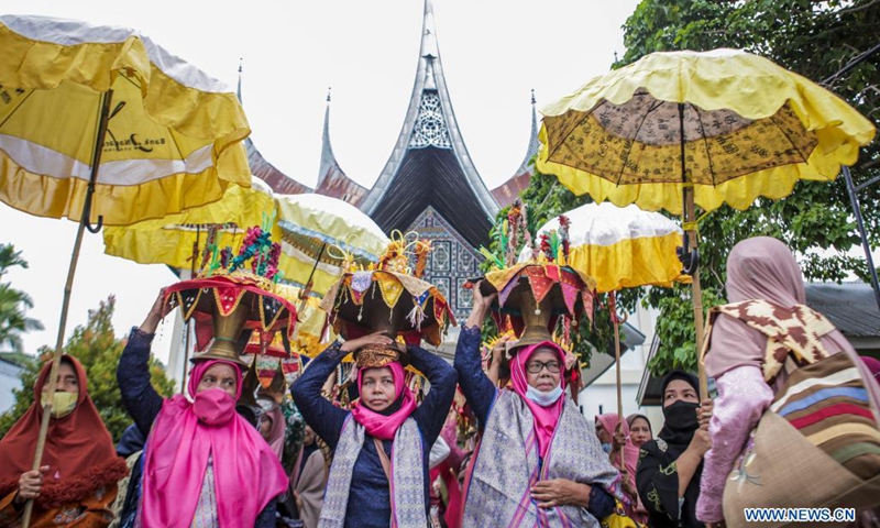 Indonesian women participate in a traditional ceremony for the upcoming holy month of Ramadan at Painan Village, West Sumatra, Indonesia, April 12, 2021.(Photo: Xinhua)