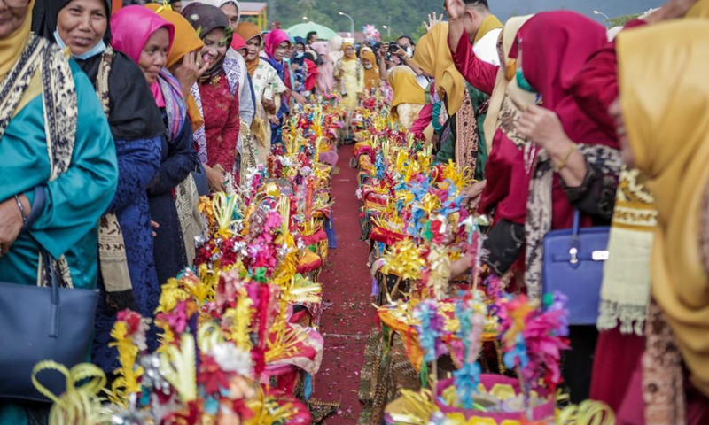 Indonesian women participate in a traditional ceremony for the upcoming holy month of Ramadan at Painan Village, West Sumatra, Indonesia, April 12, 2021.(Photo: Xinhua)