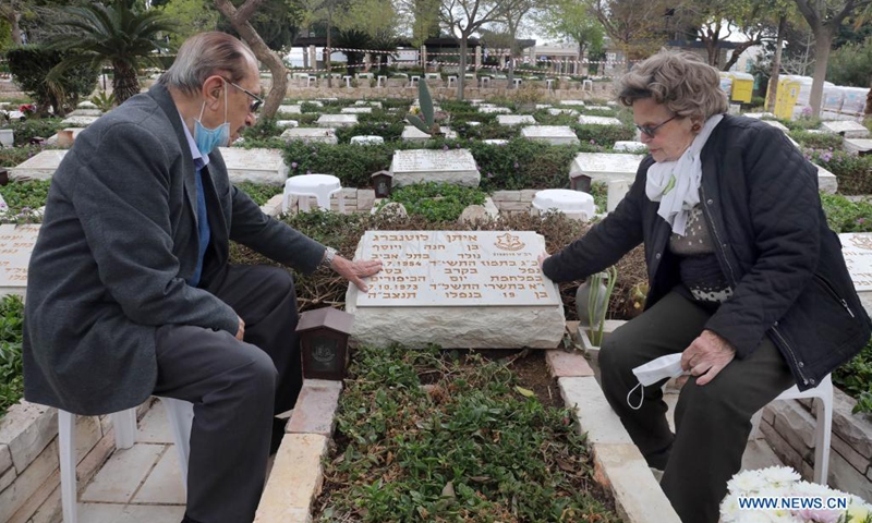 People visit graves of Israeli soldiers at Kiryat Shaul Military Cemetery in Tel Aviv, Israel, on April 12, 2021, ahead of the Memorial Day to commemorate fallen soldiers and people killed in attacks.(Photo: Xinhua)