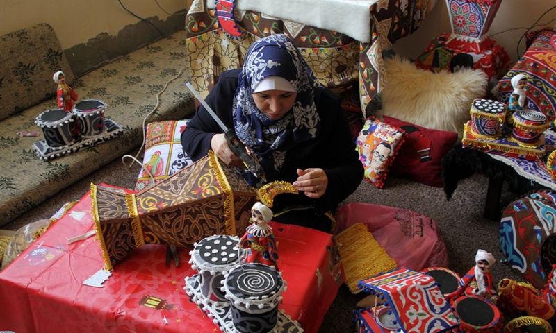 Hanan al-Madhoun makes a lantern in Gaza City, April 11, 2021.(Photo: Xinhua)