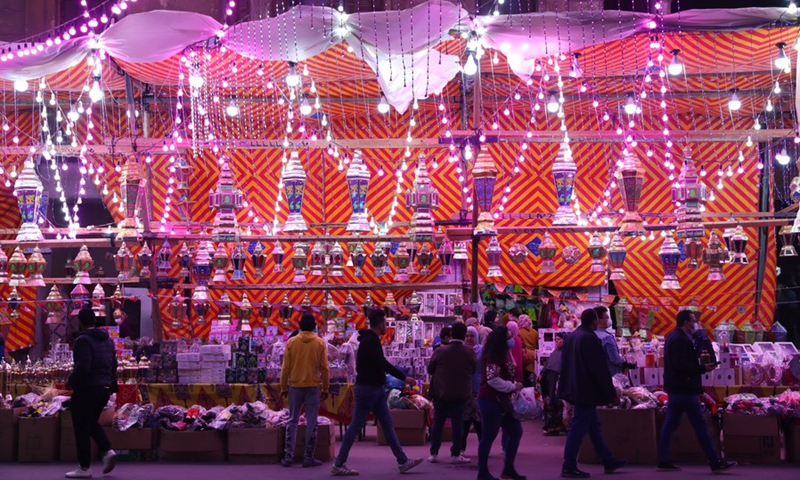 People select traditional lanterns at a market in Cairo, Egypt, April 11, 2021.(Photo: Xinhua)