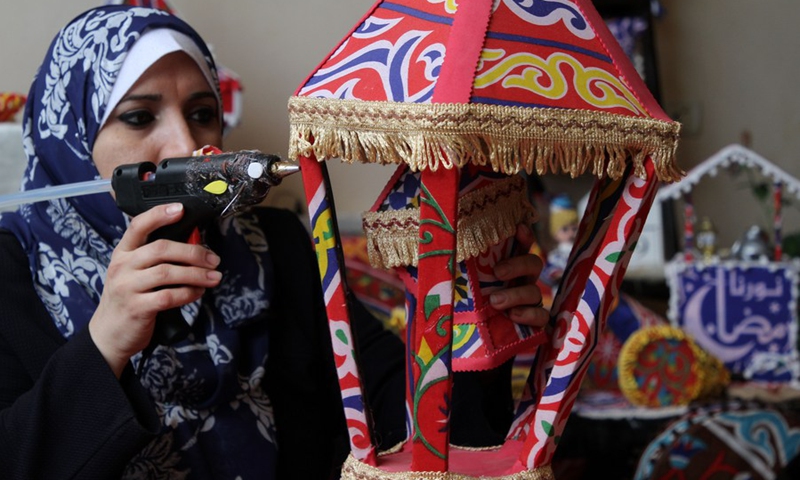 Hanan al-Madhoun makes a lantern in Gaza City, April 11, 2021.(Photo: Xinhua)
