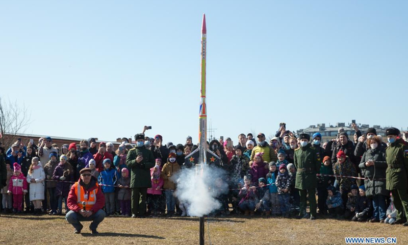 Rocket enthusiasts witness the launching of a rocket model in commemoration of the 60th anniversary of the first human space flight in St. Petersburg, Russia, April 11, 2021.(Photo: Xinhua)