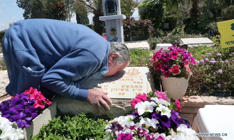A man visits graves of Israeli soldiers at Kiryat Shaul Military Cemetery in Tel Aviv, Israel, on April 12, 2021, ahead of the Memorial Day to commemorate fallen soldiers and people killed in attacks.(Photo: Xinhua)