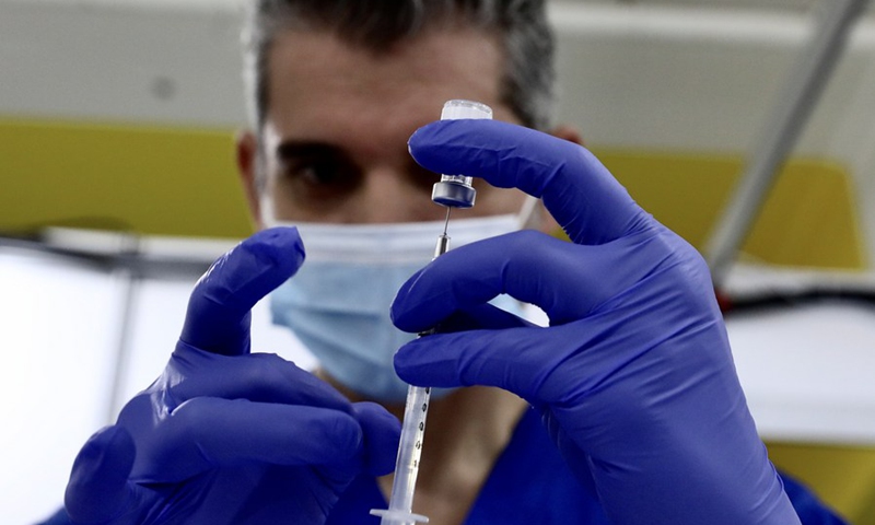 A health care worker prepares a dose of COVID-19 vaccine at a new vaccination site in the California Polytechnic State University in Pomona, Los Angeles County, California, the United States, Feb. 5, 2021.(Photo: Xinhua)