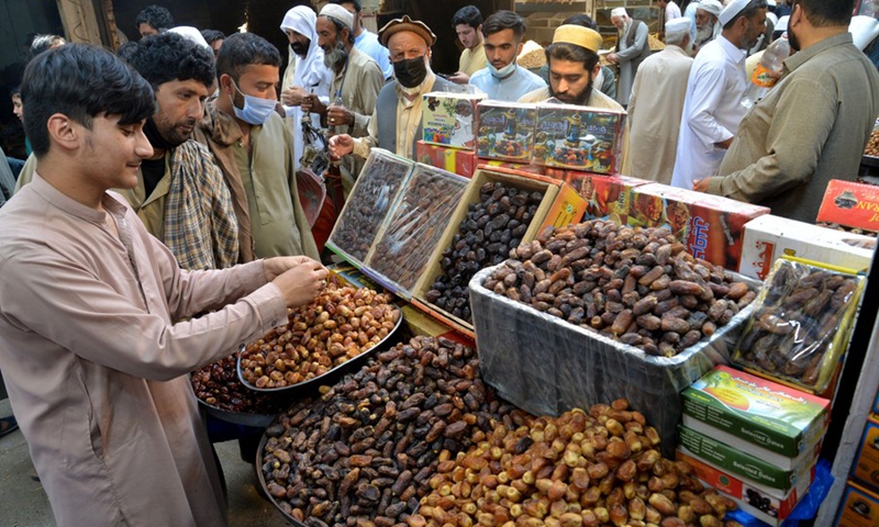 People buy dates at a market ahead of Muslim's fasting month of Ramadan in northwest Pakistan's Peshawar on April 13, 2021.(Photo: Xinhua)