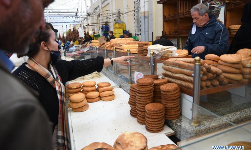 People shop in a market during the holy month of Ramadan in Tunis, Tunisia, on April 13, 2021.(Photo: Xinhua)