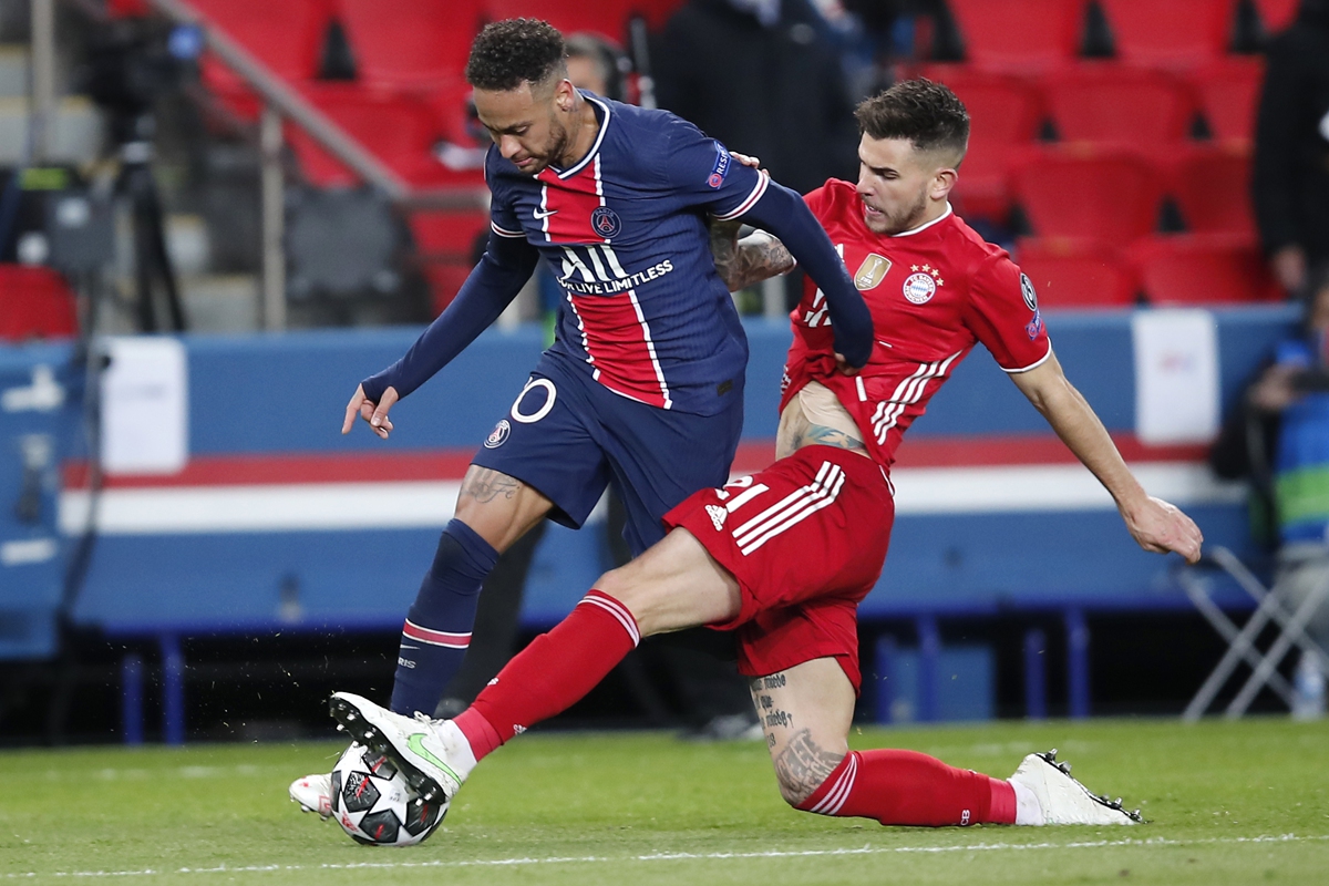 PSG's Neymar (left) and Bayern Munich's Lucas Hernandez compete for the ball on Tuesday in Paris, France. Photo: VCG