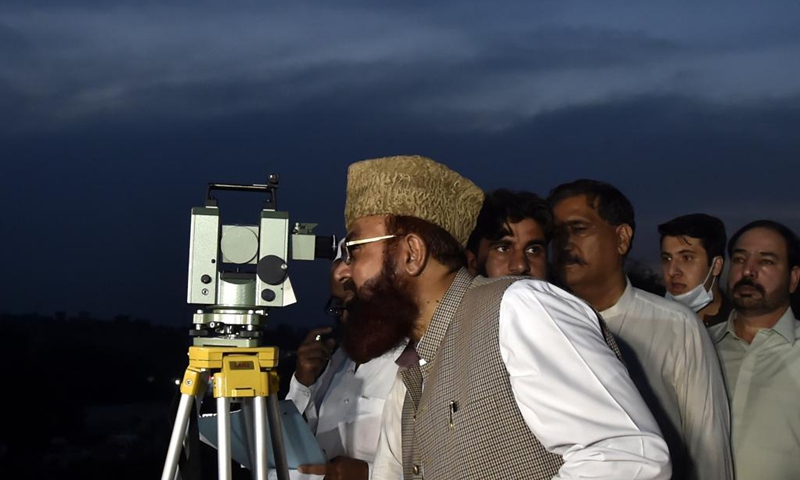 A man observes the crescent moon through a telescope in northwest Pakistan's Peshawar on April 13, 2021. The Ramadan crescent moon was sighted in Pakistan on Tuesday evening and the holy month will officially begin on Wednesday, according to an official announcement from the country's moon-sighting committee.(Photo: Xinhua)