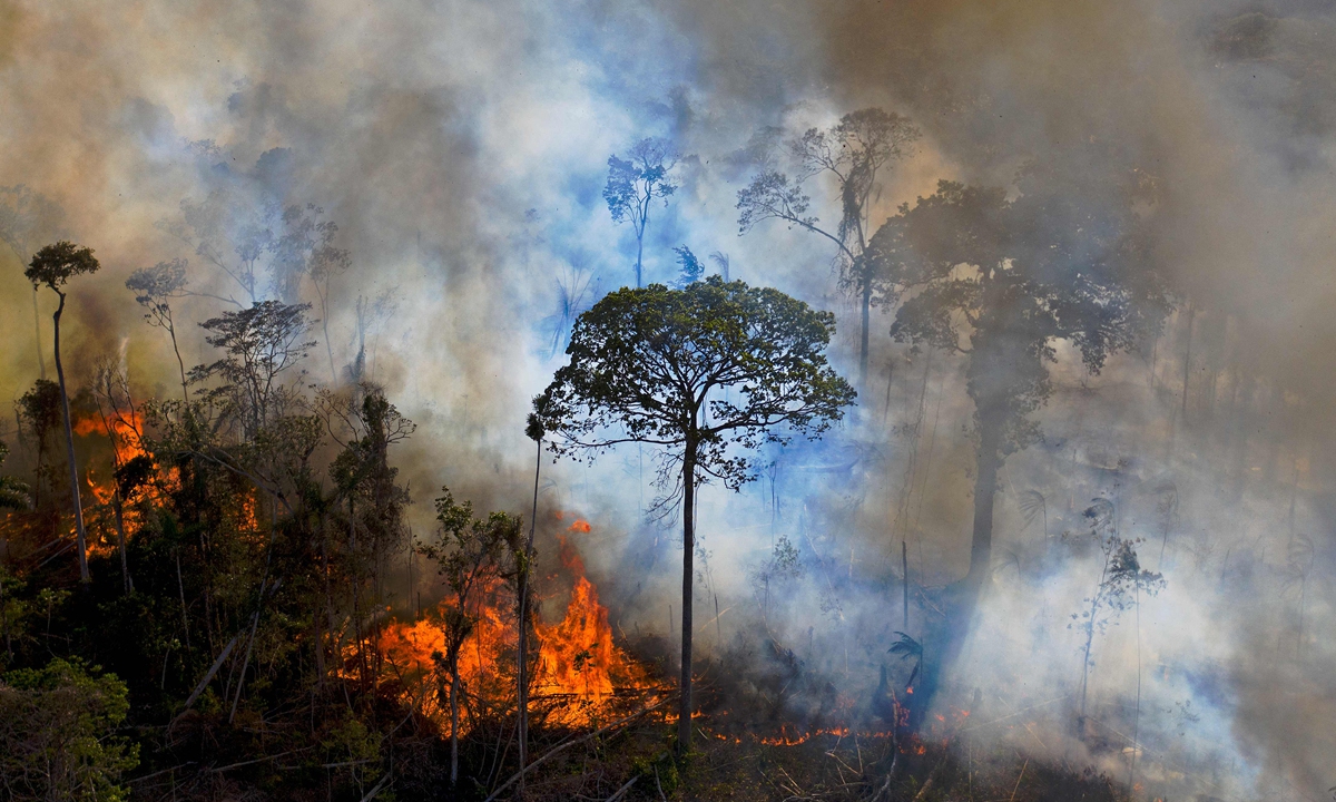 A large amount of smoke from the illegal burning of the Amazon rainforest in Nova Progresso, Para, Brazil on August 15, 2020 Photo: VCG