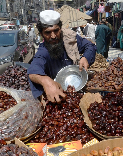 A vendor arranges dates at a market ahead of Muslim's fasting month of Ramadan in northwest Pakistan's Peshawar on April 13, 2021. The Ramadan crescent moon was sighted in Pakistan on Tuesday evening and the holy month will officially begin on Wednesday, according to an official announcement from the country's moon-sighting committee.(Photo: Xinhua)