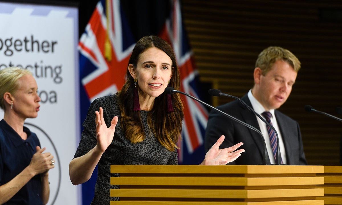 Jacinda Ardern, New Zealand's prime minister, center, and Chris Hipkins, minister for Covid response, right, during a news conference in Wellington, New Zealand, on Tuesday, April 6, 2021. Photo: VCG