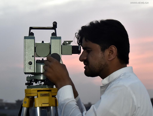 A man observes the crescent moon through a telescope in northwest Pakistan's Peshawar on April 13, 2021. The Ramadan crescent moon was sighted in Pakistan on Tuesday evening and the holy month will officially begin on Wednesday, according to an official announcement from the country's moon-sighting committee.(Photo: Xinhua)