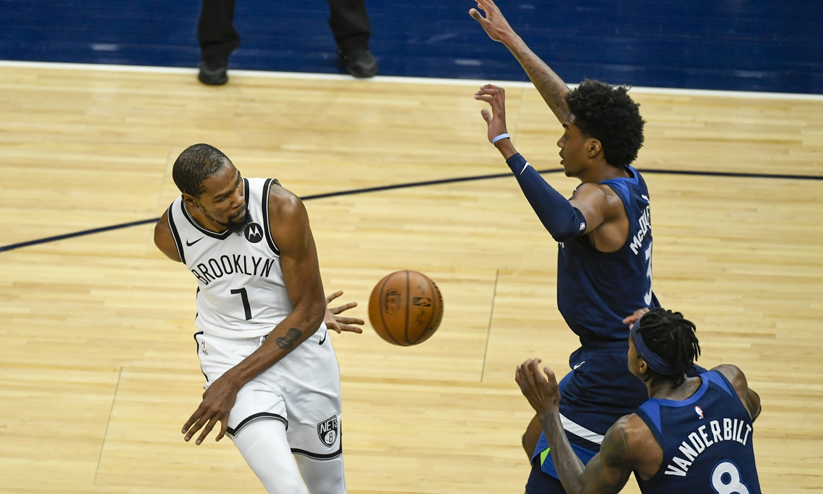 Brooklyn Nets forward Kevin Durant (No.7) passes the ball behind his back in the game against the Minnesota Timberwolves on Tuesday in Minneapolis, Minnesota. Photo: VCG