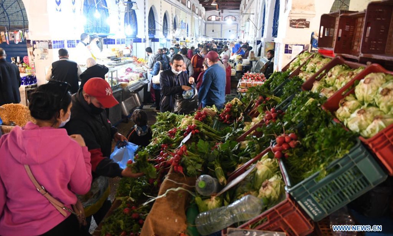 People shop in a market during the holy month of Ramadan in Tunis, Tunisia, on April 13, 2021.(Photo: Xinhua)