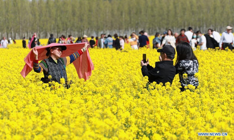Tourists have fun at a cole flower field in Lincheng Village of Gu'an County, north China's Hebei Province, April 14, 2021. (Photo: Xinhua)