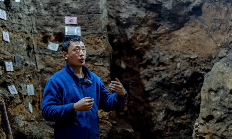 A staff member introduces archaeological discoveries at Zhaoguodong site in Gui'an New District, southwest China's Guizhou Province, April 16, 2021. The Zhaoguodong site in Guizhou is included in the list of the top 10 archaeological discoveries of 2020 released on Tuesday by the National Cultural Heritage Administration.   Photo: Xinhua