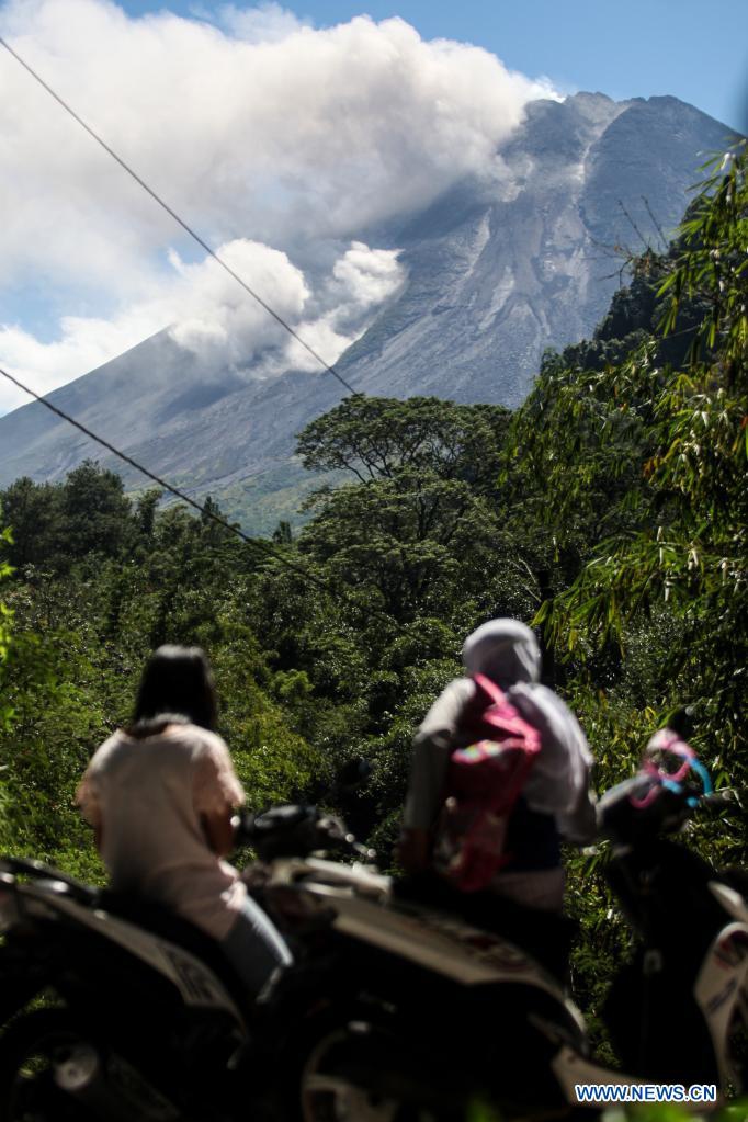 Photo taken on April 20, 2021 shows white smoke spewing from Mount Merapi, seen from Purwobinangun in Sleman district, Yogyakarta, Indonesia. Photo: Xinhua 