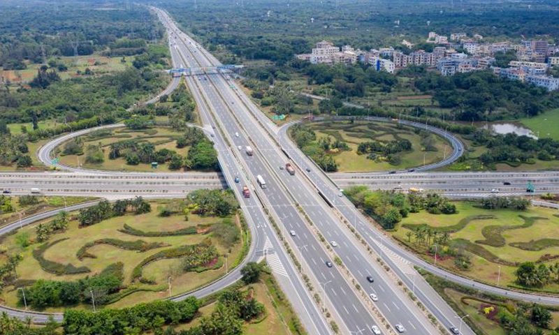 Aerial photo taken on April 15, 2021 shows a view of expressways in south China's Hainan Province. Hainan has made significant progress in the construction of expressway since the 13th Five-Year Plan, which started in 2016. By far, the total mileage of expressways in the province has reached 1,255 kilometers. The transport upgrade will help boost the building of Hainan into an international tourism and consumption center.Photo:Xinhua