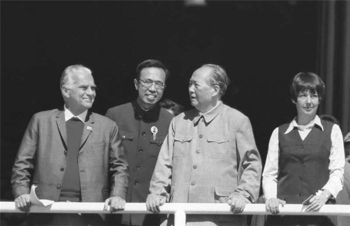 Mao Zedong and Snow on the Tian'anmen gate tower, October 1, 1970