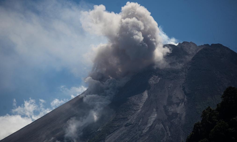 Photo taken on April 20, 2021 shows white smoke spewing from Mount Merapi, seen from Purwobinangun in Sleman district, Yogyakarta, Indonesia. Photo: Xinhua 