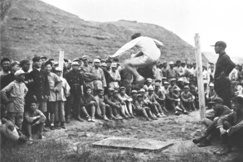 A Red Army soldier doing high-jump (upper) and actresses of Red Army theaters (lower)/Edgar Snow