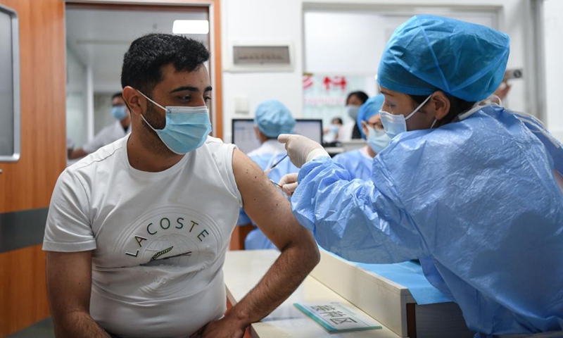 A Chilean national (L) receives a dose of COVID-19 vaccine at a hospital in Yuexiu District of Guangzhou, south China's Guangdong Province, April 15, 2021.Photo:Xinhua