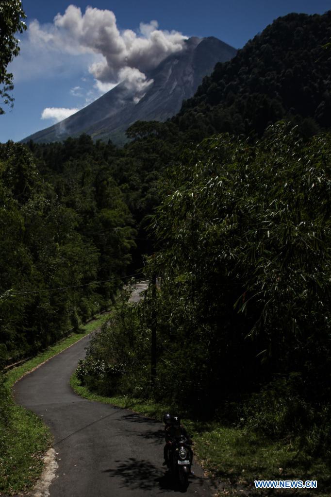 Photo taken on April 20, 2021 shows white smoke spewing from Mount Merapi, seen from Purwobinangun in Sleman district, Yogyakarta, Indonesia. Photo: Xinhua 