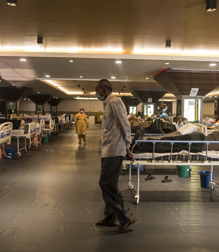 Patients take a stroll at a quarantine center for Covid-19 coronavirus infected patients at a banquet hall that was converted into an isolation center to handle the rising cases of infection in New Delhi, India, on Thursday. Photo: VCG