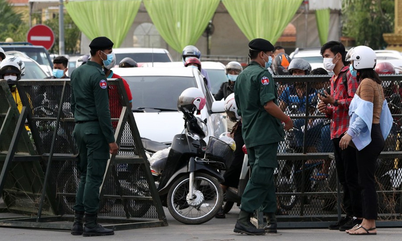 Police block a street to prevent people from entering Phnom Penh, Cambodia, April 15, 2021.(Photo: Xinhua)