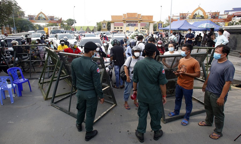 Police block a street to prevent people from entering Phnom Penh, Cambodia, April 15, 2021.(Photo: Xinhua)