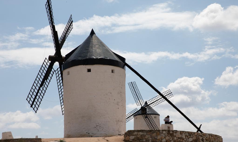 Photo taken on April 17, 2021 shows the windmills at Consuegra, Spain. The windmill is one of the representative landscapes of the Castile-La Mancha region in Spain.(Photo: Xinhua)