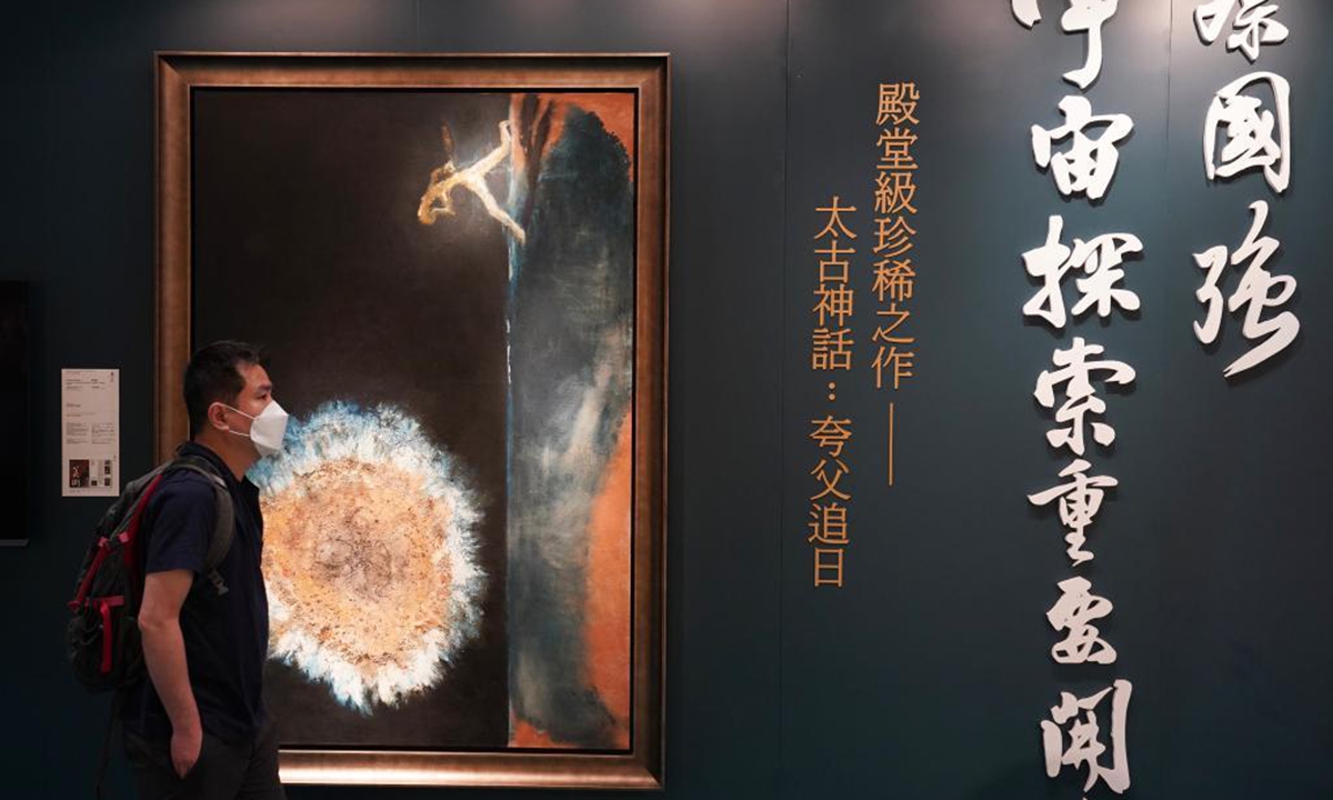 A visitor views an item of the China Guardian Hong Kong 2021 Spring Auctions at Hong Kong Convention and Exhibition Center in Hong Kong, south China, April 18, 2021. About 1,300 items are on offer at the China Guardian Hong Kong 2021 Spring Auctions which is open from April 18 to 23. (Xinhua/Li Gang)