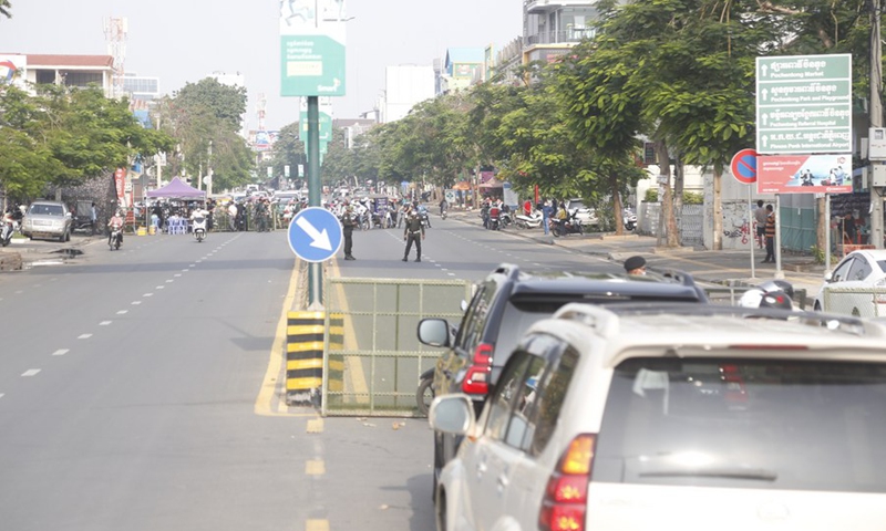 Police officers block a road during a 14-day lockdown in a bid to contain the spread of COVID-19 in Phnom Penh, Cambodia on April 17, 2021.(Photo: Xinhua)